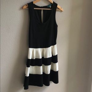 Fit and Flare perfect brunch/summer/spring dress!